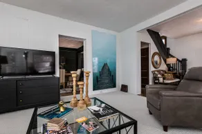 Downtown 5-bedroom with pool - Image 4
