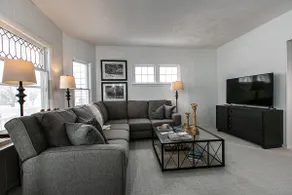 Downtown 5-bedroom with pool - Image 5