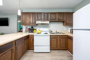 Crew Ready• 3 TVs• Kitchen• Parking• W/D• King Bed - Image 5