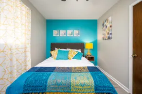 Crew Ready• 3 TVs• Kitchen• Parking• W/D• King Bed - Image 2