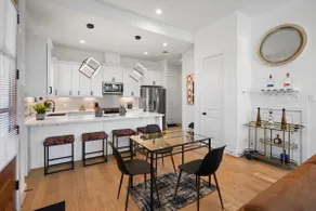 Midtown Haven: Modern 3BR with Outdoor Oasis - Image 4