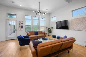 Midtown Haven: Modern 3BR with Outdoor Oasis - Image 5