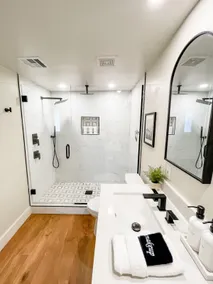 Modern Home In The Heart of Downtown Flag - Image 4