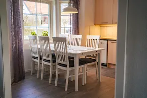 Spacious townhouse with garden & parking - Image 5