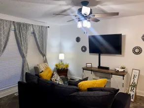 Cozy 3 Bedroom Farmhouse - Image 3
