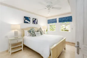 Beautiful 4 Bedroom Townhouse with pool - Image 4