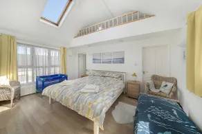 Stunning House Seconds from beach, Sleeps up to 12 - Image 4