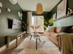 Cozy Green Oasis 1987 Collection w/2BR,Parking,DT - Image 2