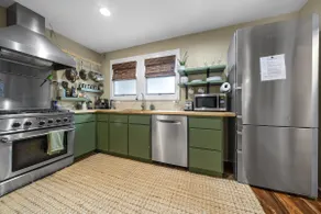 East Bay Garden Oasis w/ Hot Tub Centrally Located - Image 4