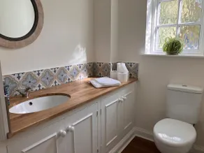 Self-contained annexe; good transport connections - Image 5
