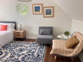 Self-contained annexe; good transport connections - Image 2
