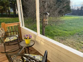 Cheerful & cozy 2 bedroom home in central Elkin - Image 5