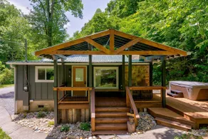 Renovated Creekside Cottage in Townsend - Image 3