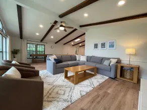 Lakefront 3 bedrooms with pool on 6 acres - Image 2