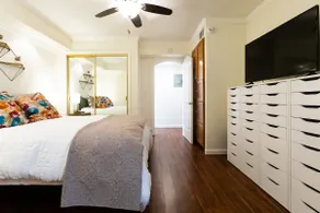★Work & Relax ~ Quiet Oasis, ♛Queen Bed, Pool, Pkg - Image 4