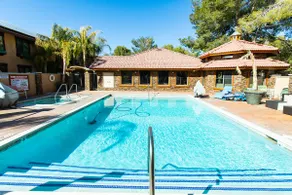★Work & Relax ~ Quiet Oasis, ♛Queen Bed, Pool, Pkg - Image 5