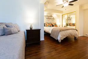 ★Work & Relax ~ Quiet Oasis, ♛Queen Bed, Pool, Pkg - Image 3