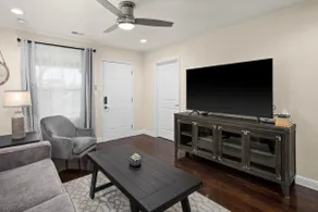 Cozy 2B/1Bth w Spacious Parking inside Fence - Image 4