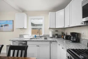 Cozy 2B/1Bth w Spacious Parking inside Fence - Image 5