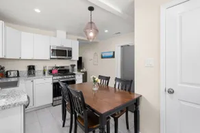 Cozy 2B/1Bth w Spacious Parking inside Fence - Image 4