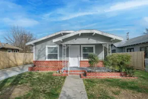 Cozy 2B/1Bth w Spacious Parking inside Fence - Image 2