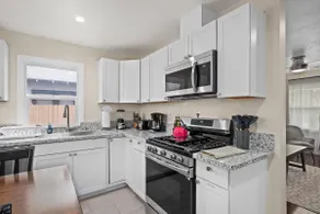 Cozy 2B/1Bth w Spacious Parking inside Fence - Image 3