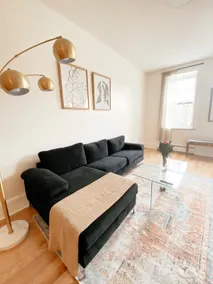 Spacious One Bedroom Suite on Broadway - Image 4