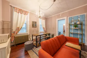 Quaint & charming century-old brownstone near NYC - Image 2