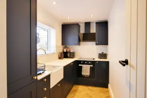 Delightful two bedroom cottage near town centre - Image 4