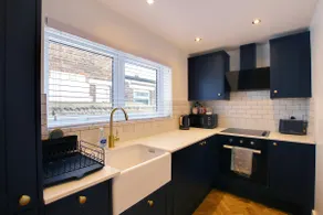 Delightful two bedroom cottage near town centre - Image 3