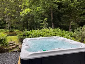 Chalet- Stream, A/C, Hot Tub, min to Lake and Ski - Image 3