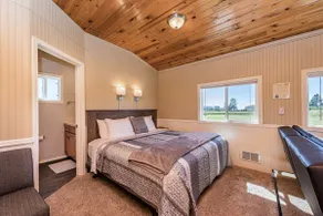Honeymoon Cottage with two-person jetted tub - Image 2