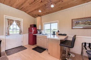 Honeymoon Cottage with two-person jetted tub - Image 4