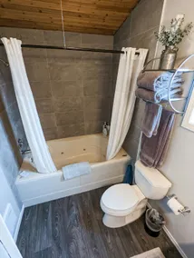 Honeymoon Cottage with two-person jetted tub - Image 3