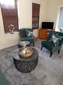 Flat 3: Elegant & Spacious 3 bed by Pittville Park - Image 4