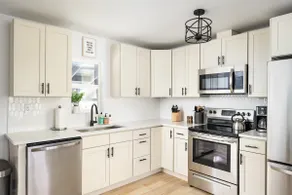 Bright & Modern Retreat - Sleeps 8 - Convenient Location - Image 4