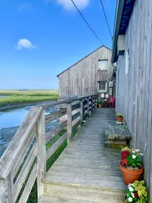 The Boathouse: Charming & Historic Waterfront Stay - Image 5