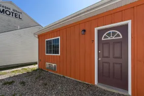 Cute 2 Queen Bed Cottage with Kitchenette - Image 5