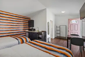 Cute 2 Queen Bed Cottage with Kitchenette - Image 2