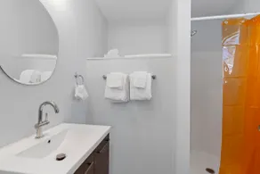 Cute 2 Queen Bed Cottage with Kitchenette - Image 4
