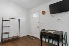 Cute 2 Queen Bed Cottage with Kitchenette - Image 3