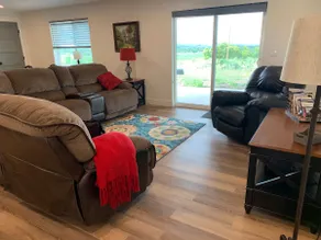 Spacious 3 bedroom basement apartment with view - Image 2