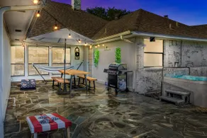 Jacuzzi Lakefront Home w/ Game room+play structure - Image 4