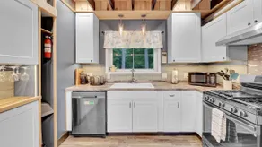 4 Season Lakeside Cottage - The Dragonfly Inn & Resort - Image 5