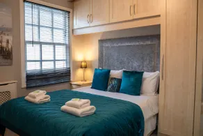 Chester Townhouse | 2 En suite Beds | Parking - Image 2