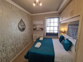 Chester Townhouse | 2 En suite Beds | Parking - Image 3