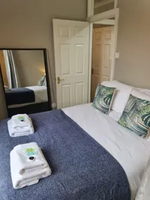 Chester Townhouse | 2 En suite Beds | Parking - Image 5