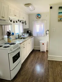 Cute, small cottage minutes from restaurants/bay - Image 5