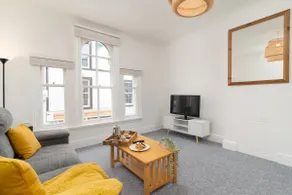 Bright~ Town Center~ 2 bed~Penzance - Image 3
