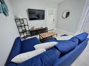 Cozy Suite Located By Main Attractions - Image 2
